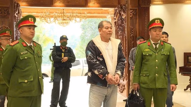 Tuấn "trắng" bị Công an bắt giữ. Ảnh: Công an Phú Thọ