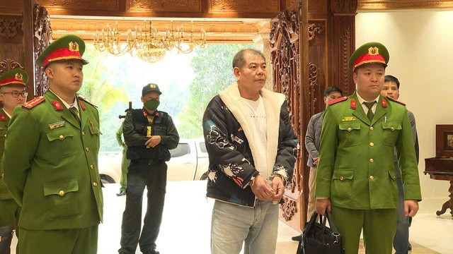 Tuấn "trắng" bị Công an bắt giữ. Ảnh: Công an Phú Thọ Tuấn "trắng" bị Công an bắt giữ. Ảnh: Công an Phú Thọ