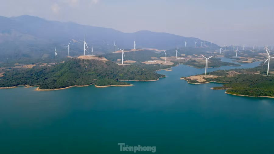 Cánh đồng điện gió đi vào hoạt động từ cuối năm 2021 với tổng công suất hơn 670 MW cũng tạo nên khung cảnh hùng vỹ ở hồ Rào Quán, trở thành điểm săn mây, chụp ảnh lý thú của nhiều bạn trẻ.