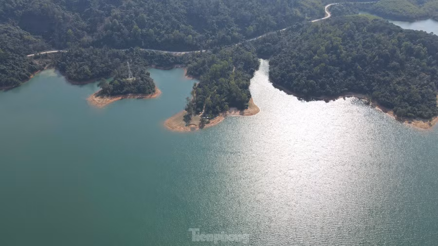 Được biết đến là vùng đất khắc nghiệt với “gió Lào, cát trắng” nhưng Quảng Trị cũng được thiên nhiên ban tặng nhiều danh lam thắng cảnh đa dạng, từ rừng núi, động, thác đến sông, hồ, biển, đảo…