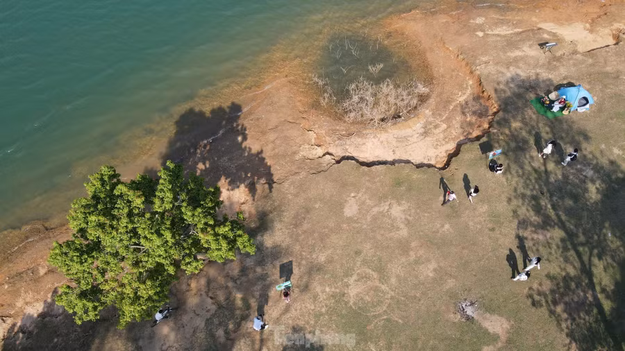 Tuy du khách tới khá đông, nhưng khung cảnh vẫn khá hoang sơ, tương tự những điểm đến lân cận như thác Chênh Vênh, đỉnh Cu Vơ, hồ "Tuyệt tình cốc" hay rừng sau sau mùa thay lá.