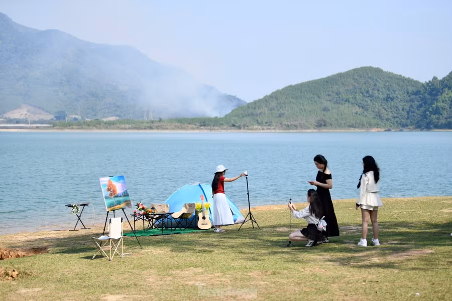 Ngắm hồ nước trong xanh, tận hưởng những ngọn gió mát lành và chiêm ngưỡng hoàng hôn hay đón bình minh là những trải nghiệm không thể nào quên. Như các bạn trẻ say sưa chụp hình tại đây nói, "tất cả tạo thành liều thuốc chữa lành tâm hồn".