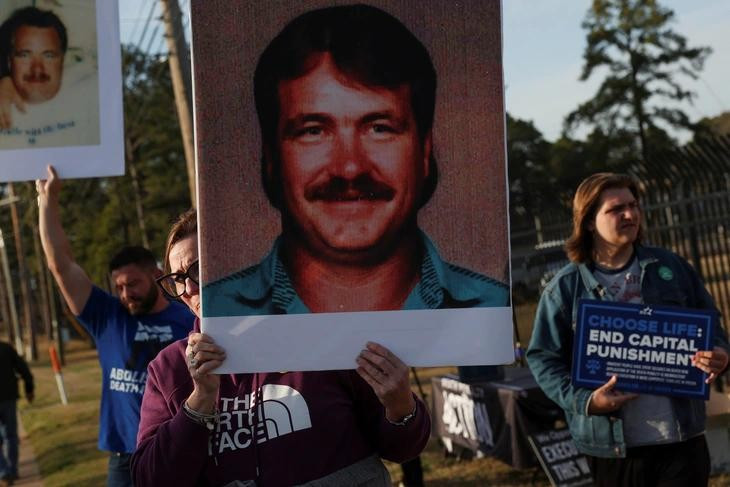 Người dân biểu tình bên ngoài Sở Cải huấn South Carolina, nơi ông Sigmon thi hành án. Ảnh nguồn REUTERS/TTO tu-tu.jpg