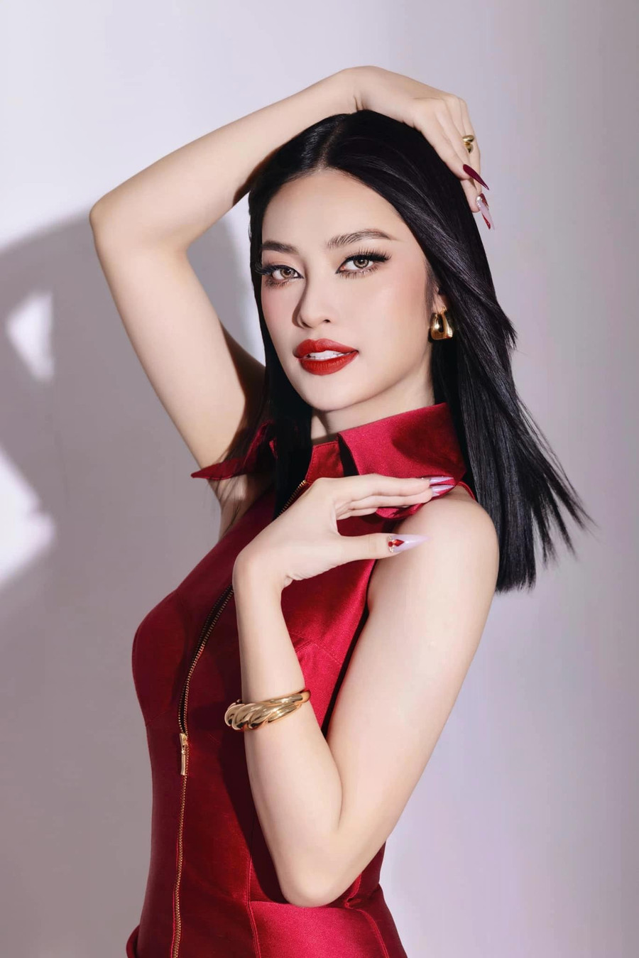 Nông Thúy Hằng cũng là cái tên gây bất ngờ khi ghi danh Miss Cosmo Vietnam 2025. Cô gái Tày sở hữu vóc dáng cân đối, chiều cao 1,7m. Từng đăng quang Hoa hậu các dân tộc Việt Nam 2022 và trở thành Á hậu Hữu nghị Quốc tế 2023, lý do người đẹp sinh năm 1999 quyết định trở lại một cuộc thi sắc đẹp do muốn làm mới mình, thay vì ngủ quên trong chiến thắng. Ảnh: FBNV