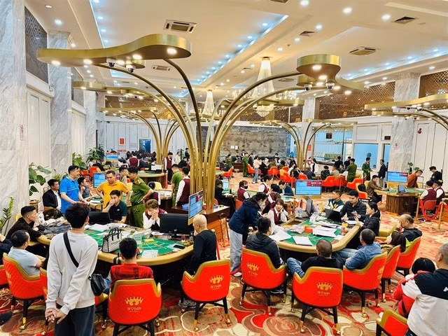 Công an khám xét nơi các đối tượng tổ chức đánh bạc. Ảnh: Công an cung cấp