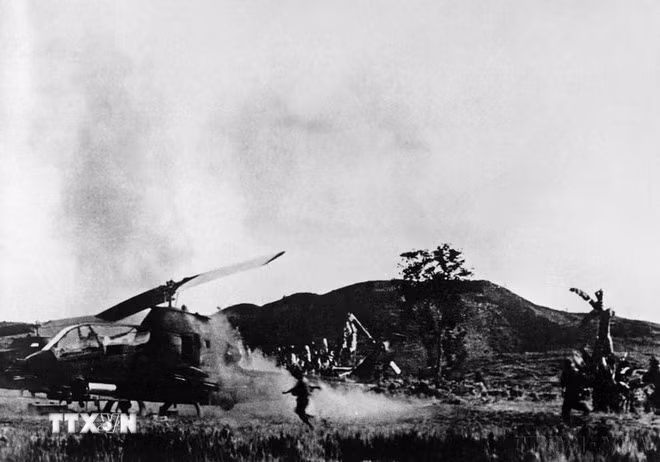 Bộ đội ta giải phóng Đắc Tô - Tân Cảnh (Kon Tum) trong Chiến dịch Tây Nguyên. (Ảnh: Lương Biên/TTXVN)