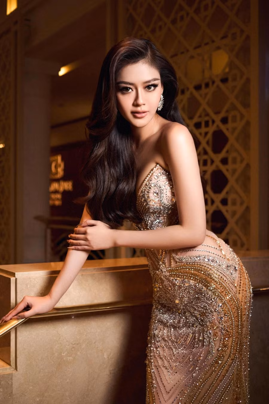 Đặng Thanh Ngân được đánh giá cao từ khi ghi danh thi Miss Cosmo Vietnam 2025. Sở hữu nhan sắc xinh đẹp, chiều cao 1,75m, người đẹp quê Sóc Trăng từng giành thành tích Á hậu Siêu quốc gia 2023. Tiếp tục với một cuộc thi nhan sắc trong nước dù giành giải cao ở quốc tế, người đẹp 9X cho biết cô muốn dùng tiếng nói, sức ảnh hưởng của mình để mang đến những cơ hội tốt hơn cho trẻ em. “Tôi muốn cùng các em phá bỏ giới hạn của chính mình, như cách tôi đã chiến thắng nghịch cảnh”, Đặng Thanh Ngân nhấn mạnh. Ảnh: FBNV