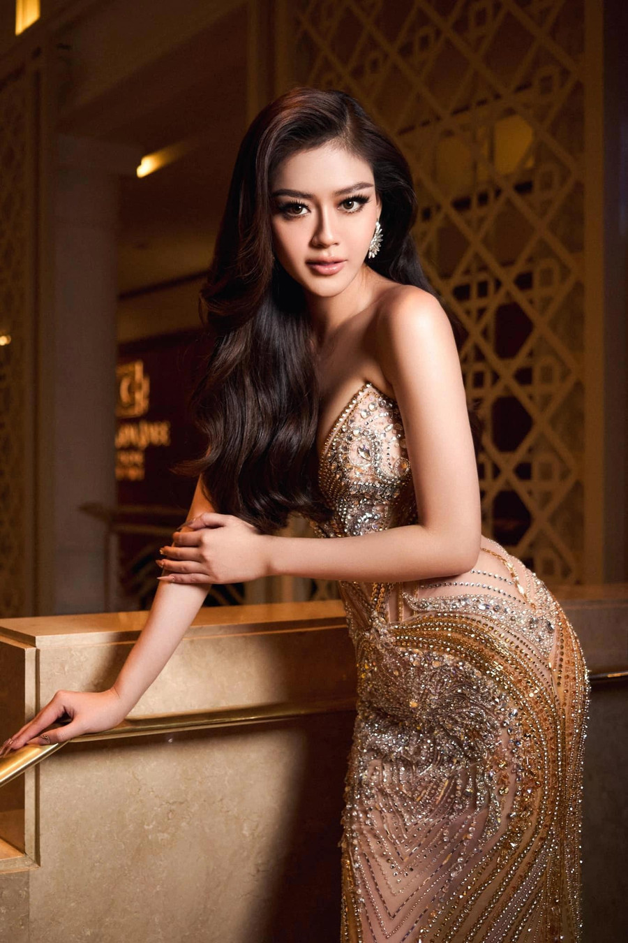 Đặng Thanh Ngân được đánh giá cao từ khi ghi danh thi Miss Cosmo Vietnam 2025. Sở hữu nhan sắc xinh đẹp, chiều cao 1,75m, người đẹp quê Sóc Trăng từng giành thành tích Á hậu Siêu quốc gia 2023. Tiếp tục với một cuộc thi nhan sắc trong nước dù giành giải cao ở quốc tế, người đẹp 9X cho biết cô muốn dùng tiếng nói, sức ảnh hưởng của mình để mang đến những cơ hội tốt hơn cho trẻ em. “Tôi muốn cùng các em phá bỏ giới hạn của chính mình, như cách tôi đã chiến thắng nghịch cảnh”, Đặng Thanh Ngân nhấn mạnh. Ảnh: FBNV