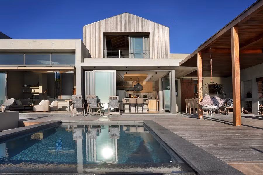 Thiết kế kiến trúc lấy cảm hứng từ phong cách Scandinavia, đề cao sự tối giản, cân bằng không gian và mối quan hệ hài hoà với cảnh quan thiên nhiên. Ý tưởng chủ đạo của công trình là xoá nhoà ranh giới giữa không gian trong nhà và ngoài trời, mở ra tầm nhìn toàn cảnh hướng biển từ mọi góc độ, mang đến trải nghiệm sống trọn vẹn giữa thiên nhiên.