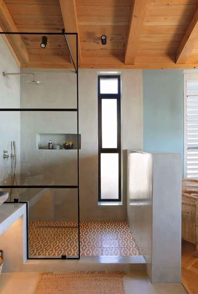 Kiến trúc ngôi nhà trở nên sống động nhờ sự đan xen giữa các chất liệu: gỗ ốp dọc mang lại cảm giác ấm áp, mềm mại, trong khi các mảng đá lớn tạo điểm tựa vững chắc và cảm giác trường tồn.