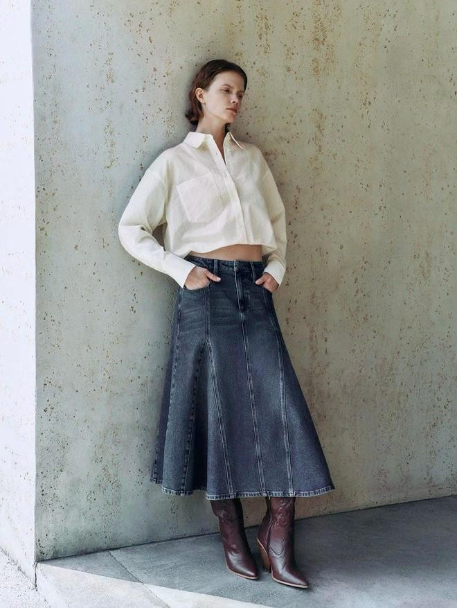 Cũng như quần denim ống rộng, chân váy denim mang đến làn gió mới cho diện mạo công sở hoàn hảo mùa hè. Hãy ưu ái các thiết kế dáng chữ A khi nàng muốn ưu tiên sự thoải mái và thoáng mát; trong khi chân váy denim dáng bút chì chính là bí quyết để khéo tôn trọn vòng 3. ẢNH: ADORE DRESS, URBAN REVIVO
