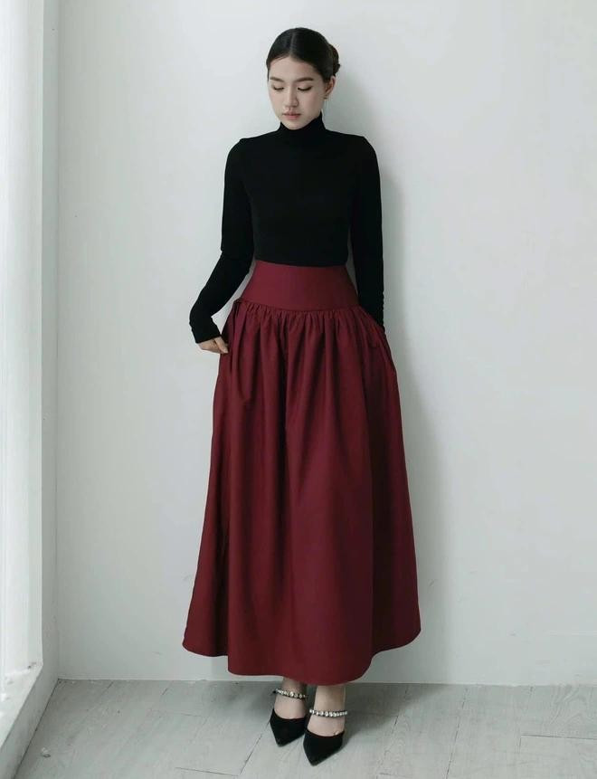 Kiểu chân váy dài phổ biến bậc nhất chính là chân váy chữ A. Thiết kế trang nhã này có thể phối cùng áo sơ mi, mongtoghi, bodysuit, crop top... để tạo nên những bản phối phù hợp cho từng không gian khác nhau. Nàng luôn có thể tự tin khi đến các bữa tiệc, buổi hẹn hò, ngày làm việc bình thường hoặc buổi dạo phố, mua sắm cùng chân váy và áo kiểu. ẢNH: ELLA HUNT, RALE STUDIO