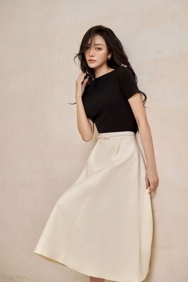 Một bản phối sang trọng và cực kỳ năng động, trẻ trung đến từ cặp đôi chân váy dài màu cream và áo kiểu. Bộ trang phục này phù hợp với nhiều mục đích sử dụng của nàng. ẢNH: MADELYN