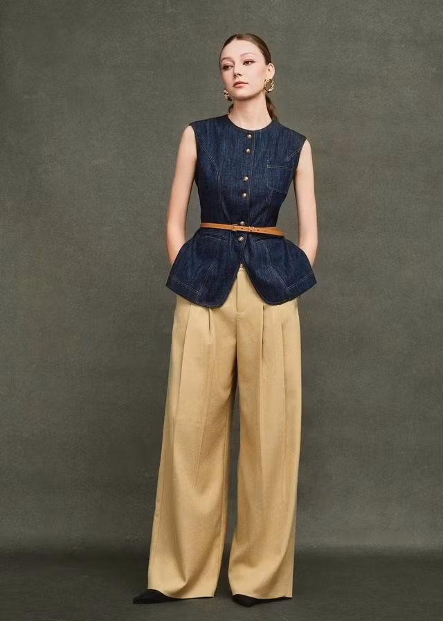 Hãy thêm vào tủ đồ mùa hè những thiết kế làm từ chất vải denim mềm. Áo, váy và quần làm từ vải denim mềm vừa lên phom dáng đẹp vừa thể hiện một góc nhìn khác biệt và ấn tượng về phong cách của quý cô. ẢNH: STYLE LOUNGE