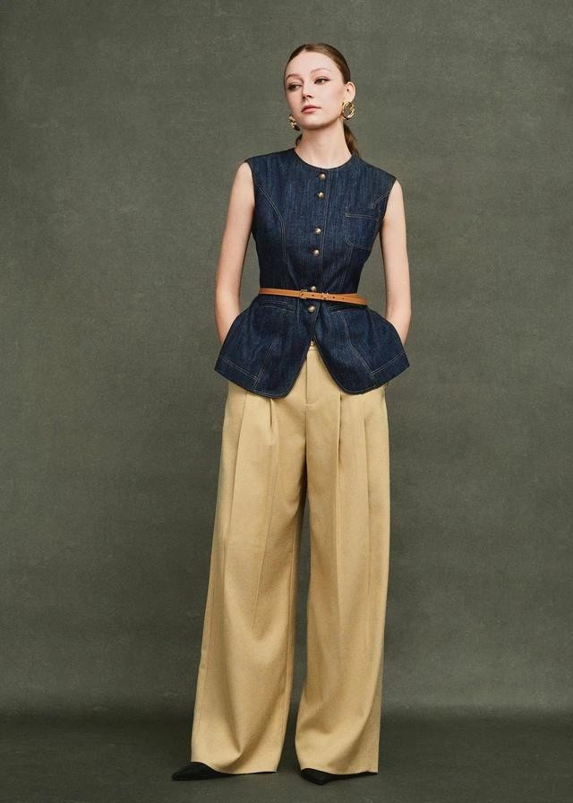 Hãy thêm vào tủ đồ mùa hè những thiết kế làm từ chất vải denim mềm. Áo, váy và quần làm từ vải denim mềm vừa lên phom dáng đẹp vừa thể hiện một góc nhìn khác biệt và ấn tượng về phong cách của quý cô. ẢNH: STYLE LOUNGE