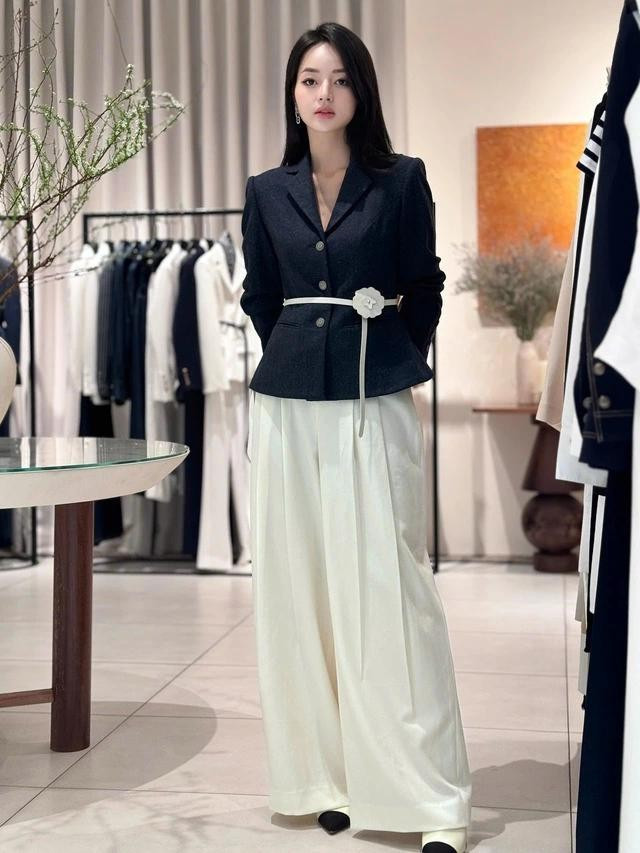 Quần ống rộng và áo blazer thắt dây lưng bản nhỏ/dây vải đính hoa 3D là một trong những xu hướng mặc đẹp được quý cô yêu thích thời gian qua. Phong cách này phù hợp với giới văn phòng, nữ doanh nhân, những tín đồ của thời trang tối giản và bất cứ cô gái nào yêu thích. ẢNH: STYLE LOUNGE
