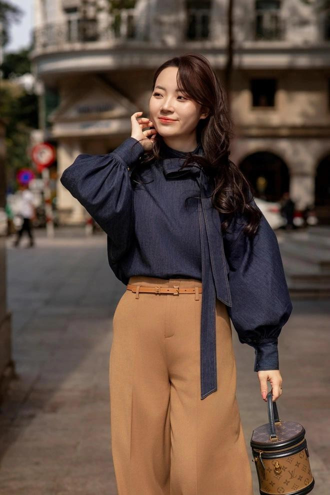 Một chiếc quần ống rộng có thể tạo nên vô số các bản phối mang những đặc trưng cá tính khác nhau, từ thanh lịch sang trọng đến phóng khoáng, hiện đại. Quý cô có thể thử nghiệm nhiều chất liệu như denim, kaki,... ẢNH: STYLE LOUNGE