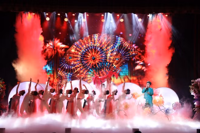 Giáo sư, Kỷ lục gia thế giới, nghệ sỹ Chu Bảo Quế biểu diễn trong chương trình. (Ảnh: PV/Vietnam+)