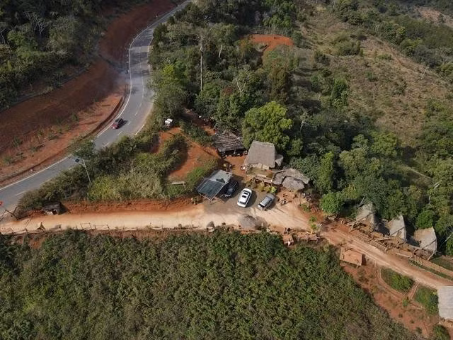 Điểm du lịch chui Views siêu chill tự ý đấu nối với QL24 ngay đoạn cua trên đỉnh đèo Măng Đen. ẢNH: ĐỨC NHẬT