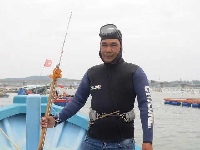 Ngư dân Lê Văn Nồng cùng một số dụng cụ lặn biển. Ảnh: Trang Thy