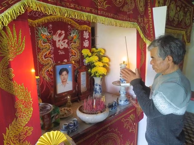 Ông Võ Lệ bên bàn thờ con trai bị nạn khi mưu sinh trên biển. Ảnh: Trang Thy