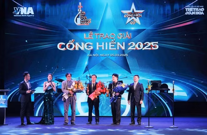 Trao kỷ niệm chương của Giải Cống hiến cho nhạc sỹ Dương Thụ, ca sỹ Tùng Dương, ca sỹ Mỹ Tâm, và nhà báo Hữu Trịnh. (Ảnh: Hoàng Hiếu/TTXVN)