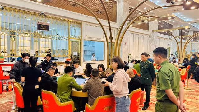 Công an khám xét, bắt giữ các đối tượng liên quan. Ảnh: Công an cung cấp