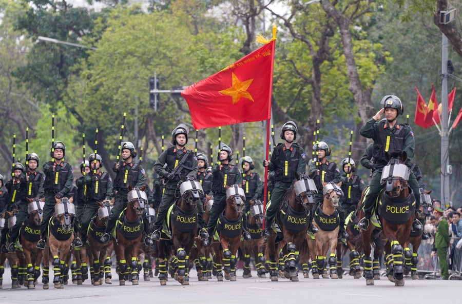 Đội hình kỵ binh tiến ra đường Đinh Tiên Hoàng