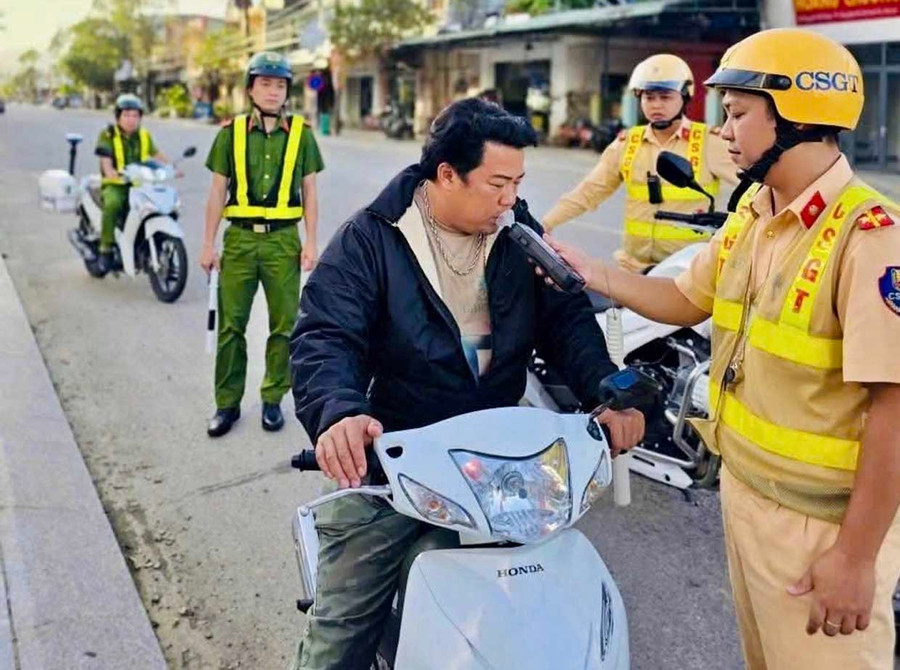 Các tổ công tác của Trạm Cảnh sát giao thông Tuy Phước (Phòng Cảnh sát giao thông, Công an tỉnh) phối hợp cùng Công an cơ sở kiểm soát giao thông đến tận thôn, xóm. Ảnh: K.A