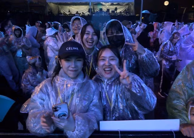 Người dân Đài Bắc đội mưa đón giao thừa. Ảnh: AP