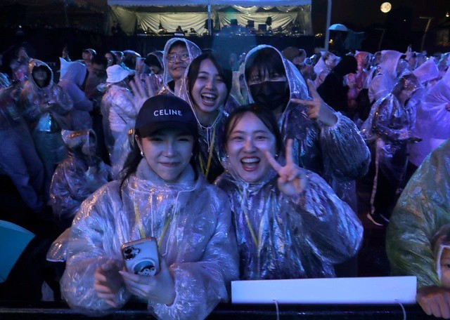 Người dân Đài Bắc đội mưa đón giao thừa. Ảnh: AP