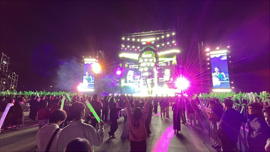 Đông đảo người dân và du khách cùng đổ về Quảng trường Văn hóa Thể thao TP Huế thưởng thức chương trình 'Hue Countdown 2026' mang chủ đề 'Tết tưng bừng – Mừng gắn kết'