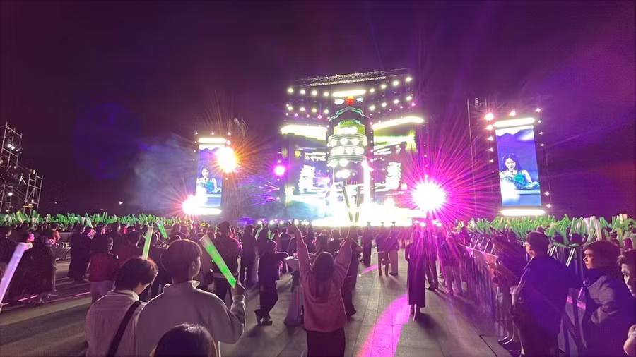 Đông đảo người dân và du khách cùng đổ về Quảng trường Văn hóa Thể thao TP Huế thưởng thức chương trình 'Hue Countdown 2026' mang chủ đề 'Tết tưng bừng – Mừng gắn kết'