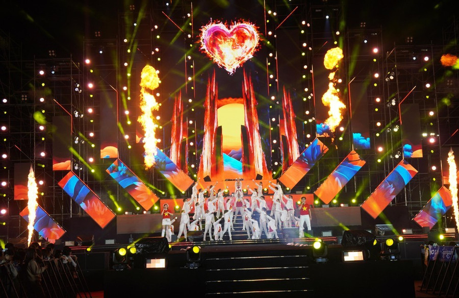 Sân khấu nổi bật với nhiều màn biểu diễn hoành tráng, mang đậm bản sắc dân tộc