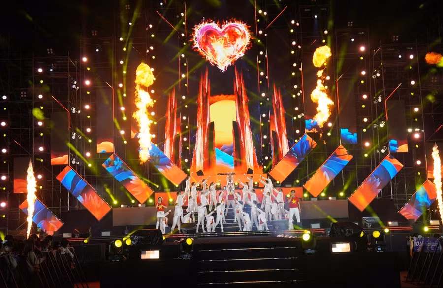 Sân khấu nổi bật với nhiều màn biểu diễn hoành tráng, mang đậm bản sắc dân tộc