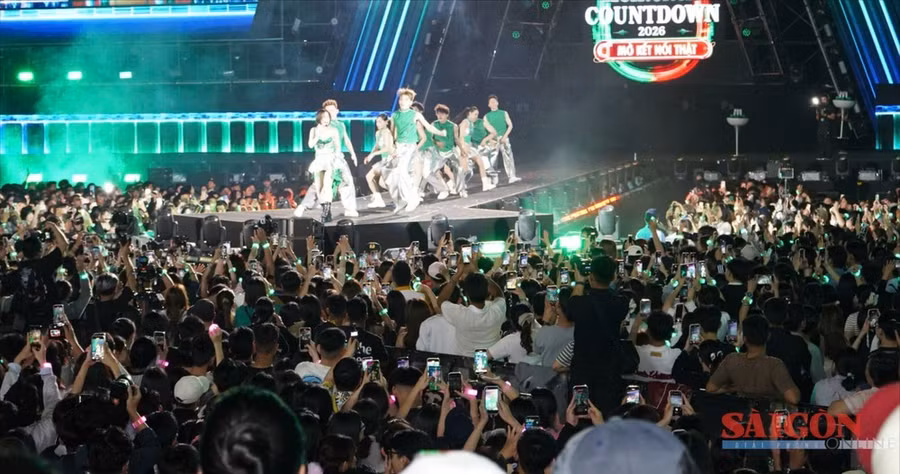 Sân khấu chương trình chào đón năm 2026 đầy màu sắc. Ảnh: HIẾU GIANG