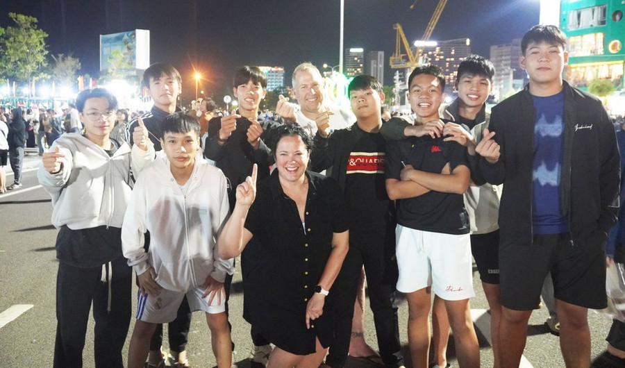 Người dân và du khách hòa chung không khí rộn ràng đón mừng năm mới