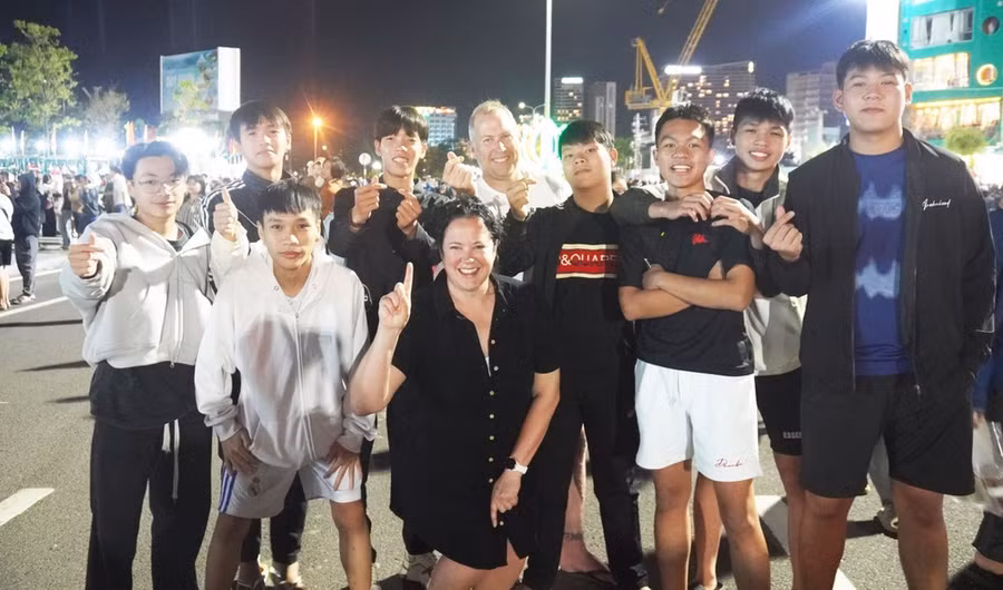 Người dân và du khách hòa chung không khí rộn ràng đón mừng năm mới