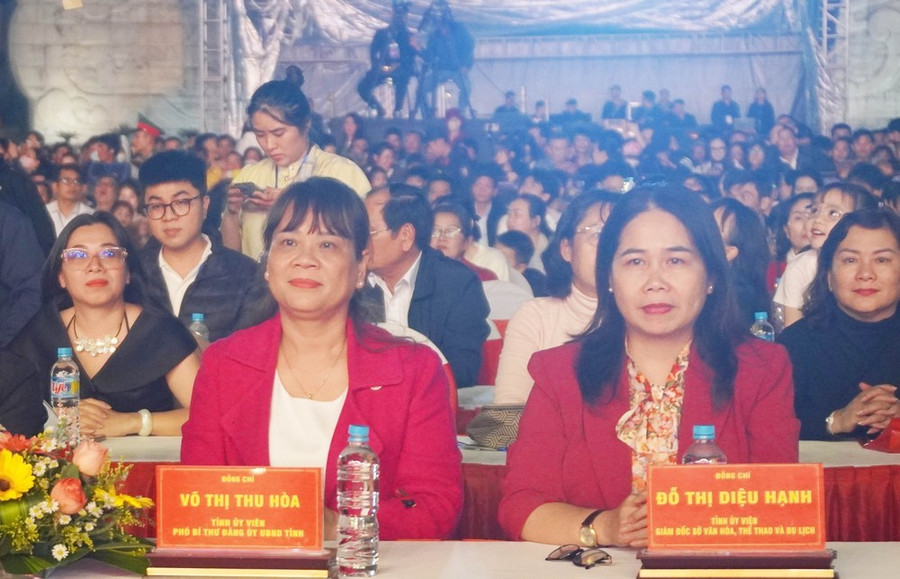 Các đại biểu, lãnh đạo tham dự chương trình