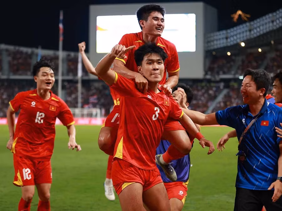 Lý Đức (số 3) là trụ cột của U22 Việt Nam tại SEA Games 33. Ảnh: Đức Đồng