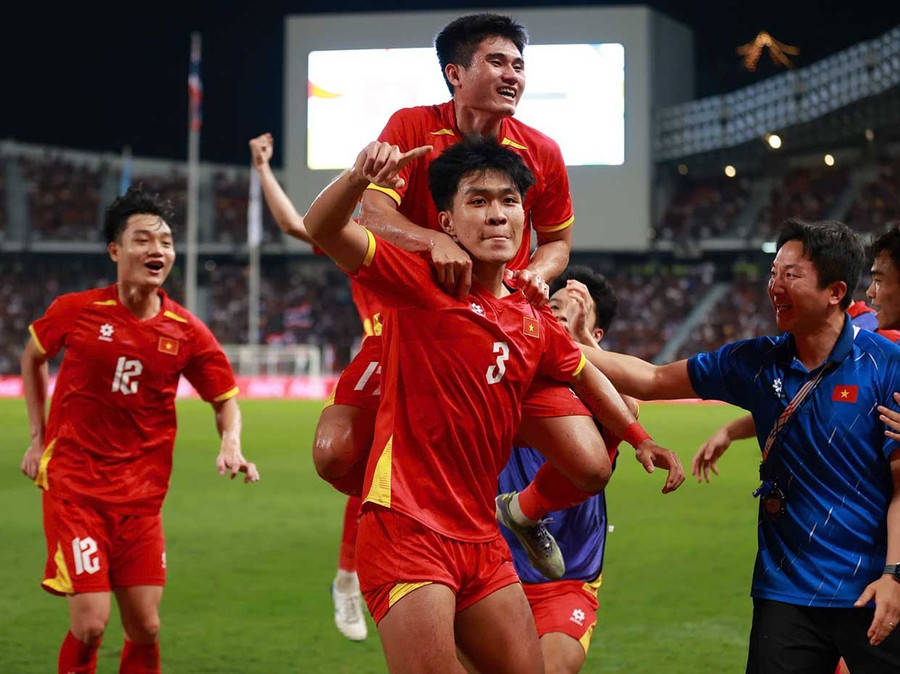 Lý Đức (số 3) là trụ cột của U22 Việt Nam tại SEA Games 33. Ảnh: Đức Đồng