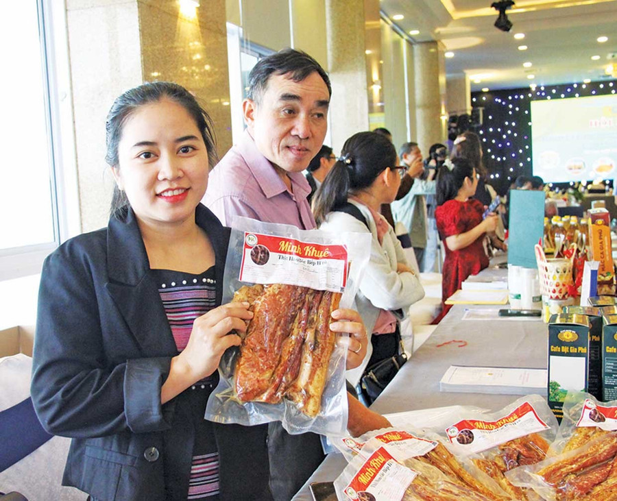 Chị Đinh Thị Bích Ngọc (thôn 5 An Trung, xã An Vinh) tâm huyết với sản phẩm thịt heo gác bếp của gia đình. Ảnh: T.Lợi