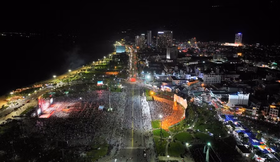 Hàng chục ngàn người dân, giới trẻ tham gia Countdown Tết Dương lịch năm 2026 ở Quy Nhơn