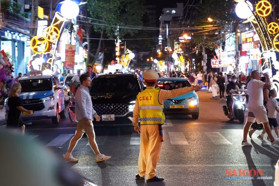 Lực lượng CSGT bố trí nhiều tổ chốt trên các tuyến đường dẫn về Quảng trường 2 tháng 4 Nha Trang, tỉnh Khánh Hòa Ảnh: HIẾU GIANG