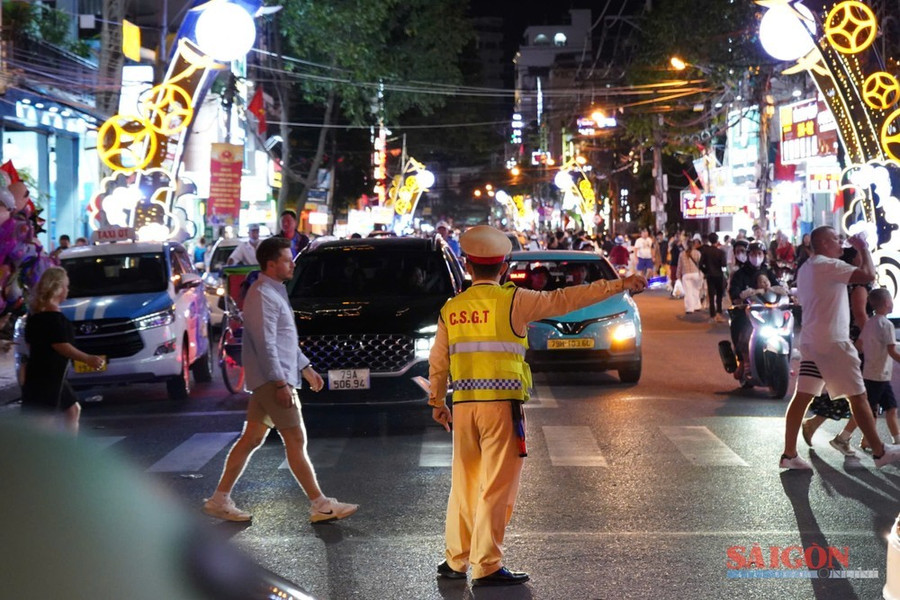 Lực lượng CSGT bố trí nhiều tổ chốt trên các tuyến đường dẫn về Quảng trường 2 tháng 4 Nha Trang, tỉnh Khánh Hòa Ảnh: HIẾU GIANG