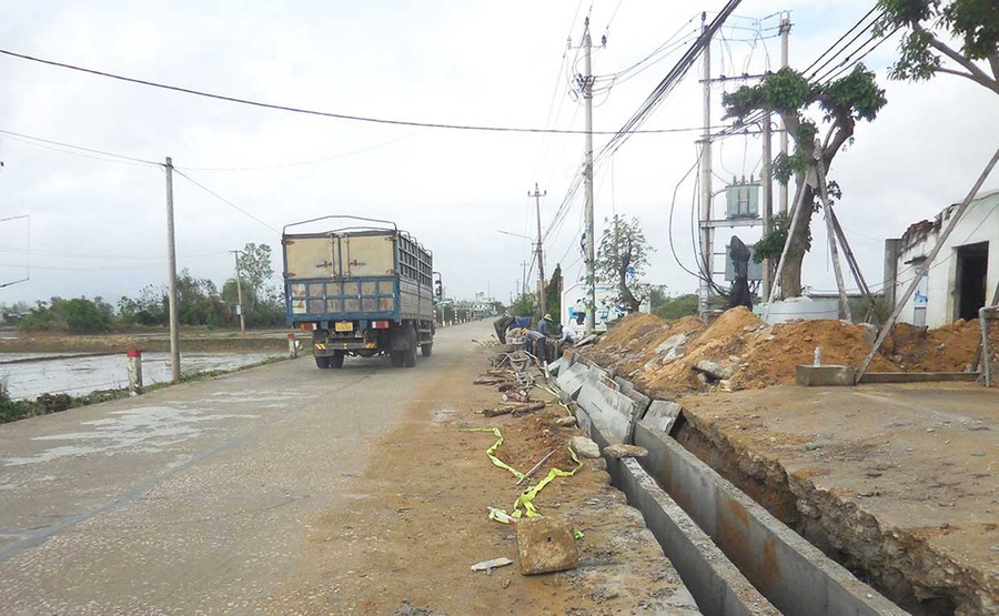 Đơn vị thi công đang thi công nâng cục bộ các rãnh thoát nước tại các đoạn tuyến từ Km4+705 - Km8+558 (bên trái) và Km2+177 - Km9+500 (bên phải) tỉnh lộ 636. Ảnh: V.L