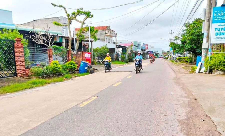 Tỉnh lộ 636 qua địa phận thôn Văn Quang, Định Thiện Đông nhiều đoạn nhỏ, hẹp và mặt đường chắp vá, lồi lõm. Ảnh: V.L