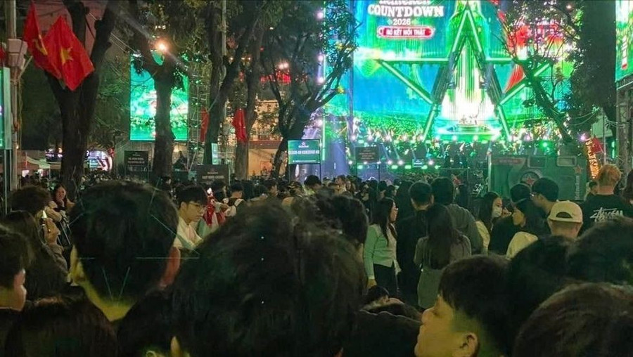 Người dân Hà Nội đến thưởng thức chương trình Countdown 2026 tại Quảng trường Đông Kinh Nghĩa Thục