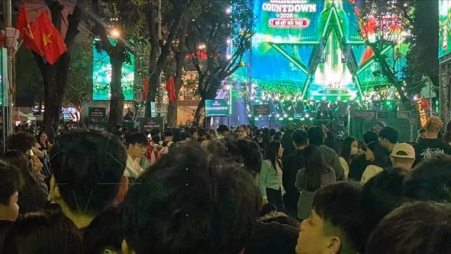 Người dân Hà Nội đến thưởng thức chương trình Countdown 2026 tại Quảng trường Đông Kinh Nghĩa Thục