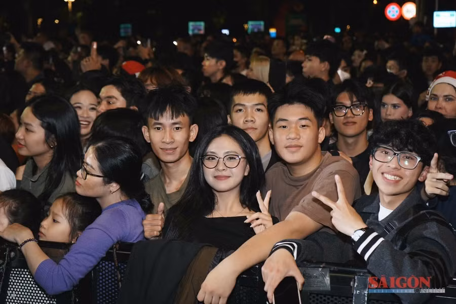 Nhiều bạn trẻ hào hứng tham gia chương trình đếm ngược tại Khánh Hòa. Ảnh: HIẾU GIANG